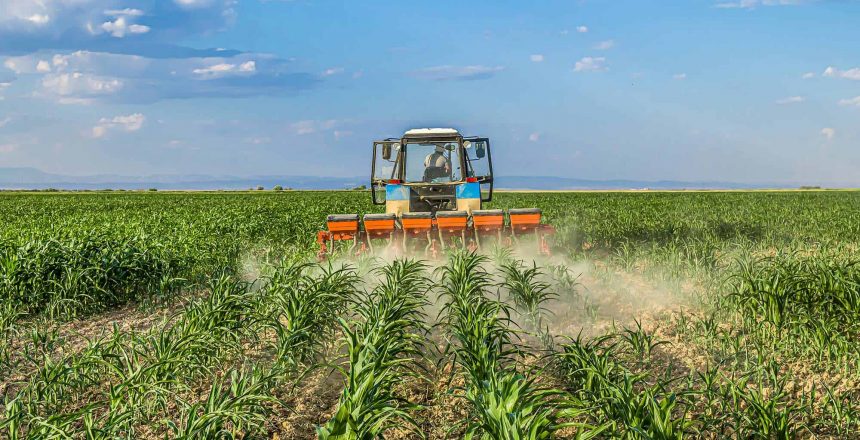 Tractor-in-the-field-applies-fertilizer-to-the-soil (1)